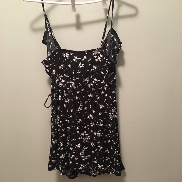 garage floral ruffle wrap romper - Picture 3 of 9